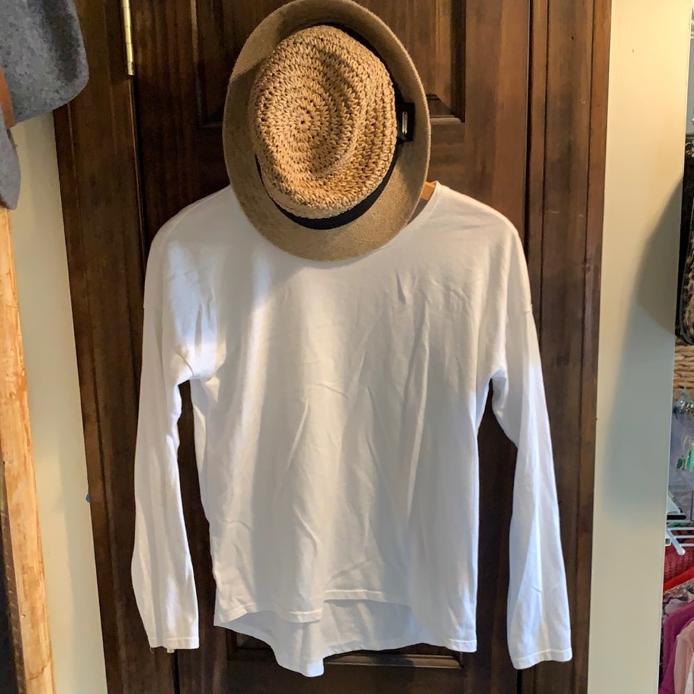 White Old Navy long sleeve T-shirt